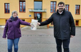 Purkersdorf Mayor Stefan Steinbichler congratulates manager Gabriela Orosel, © Stadtgemeinde Purkersdorf/E.Madl