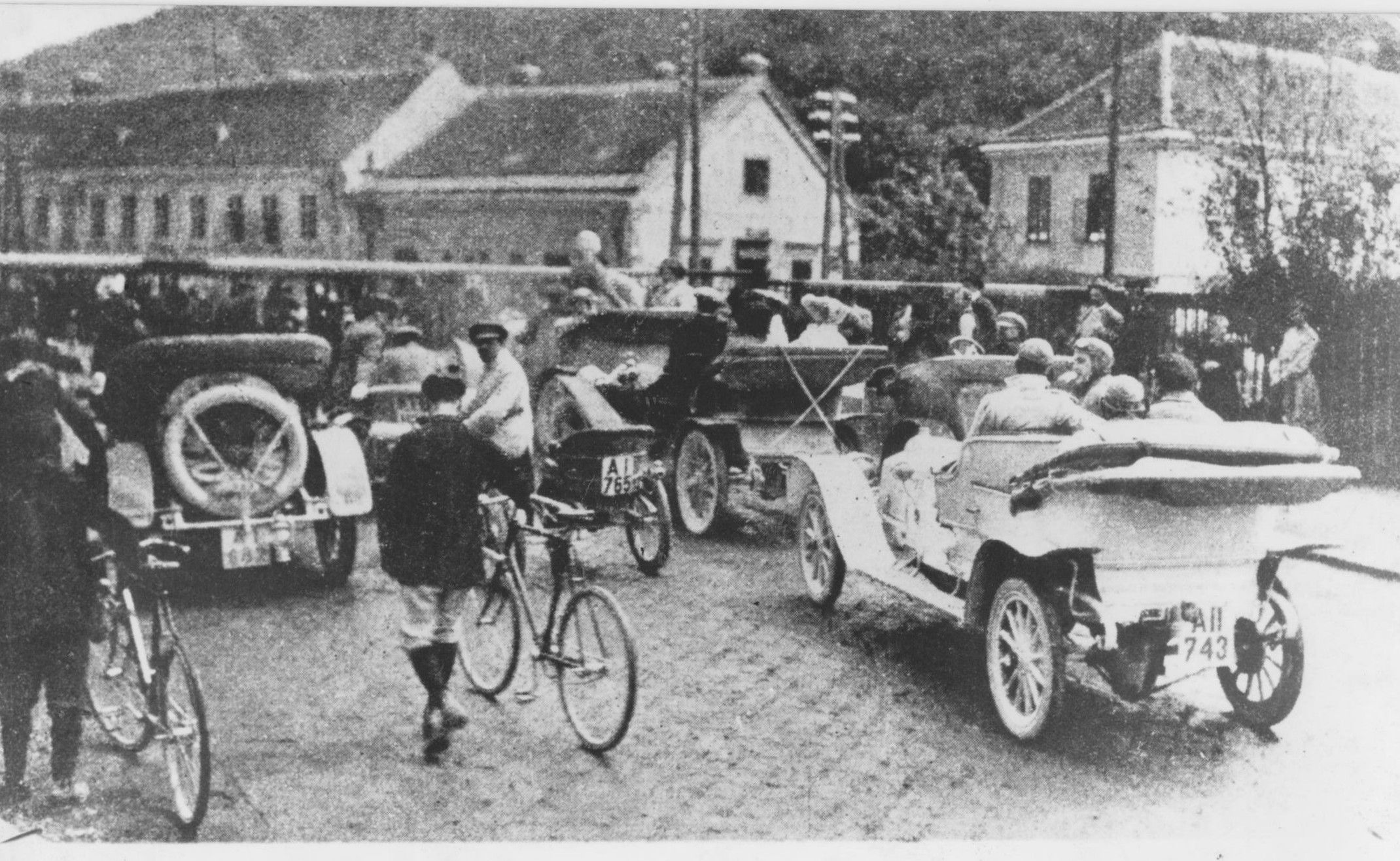 Purkersdorf 1911 - Warten beim Bahnschranken am Hauptplatz 