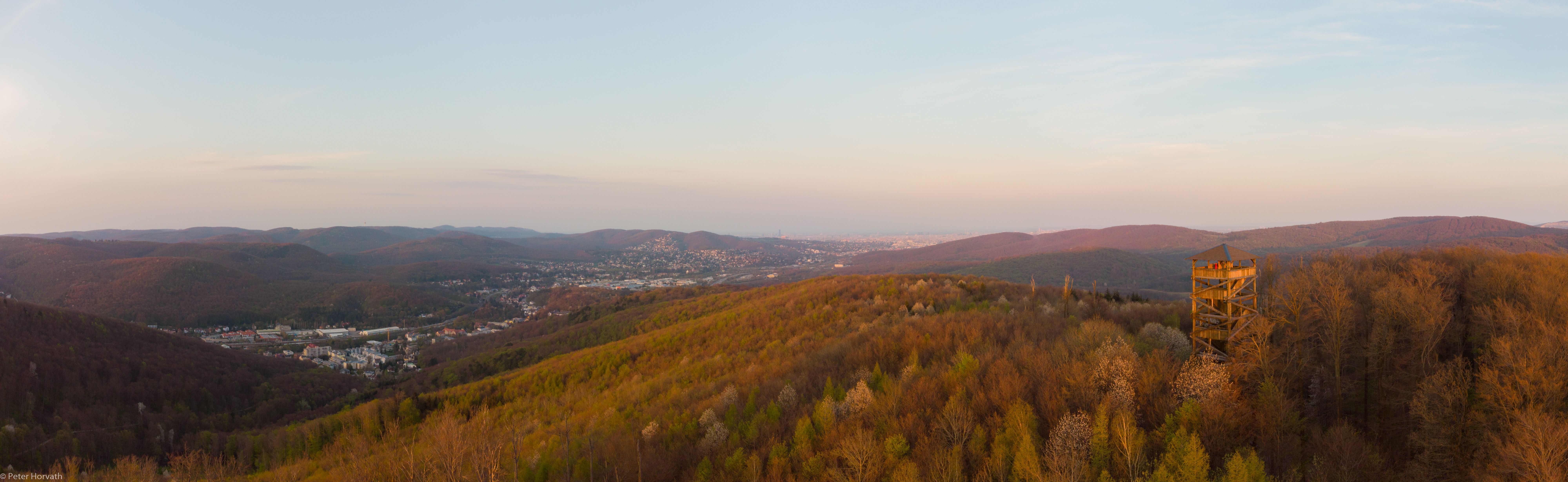 Drohnen-Panorama über Wienerwald-Hügel im Frühling