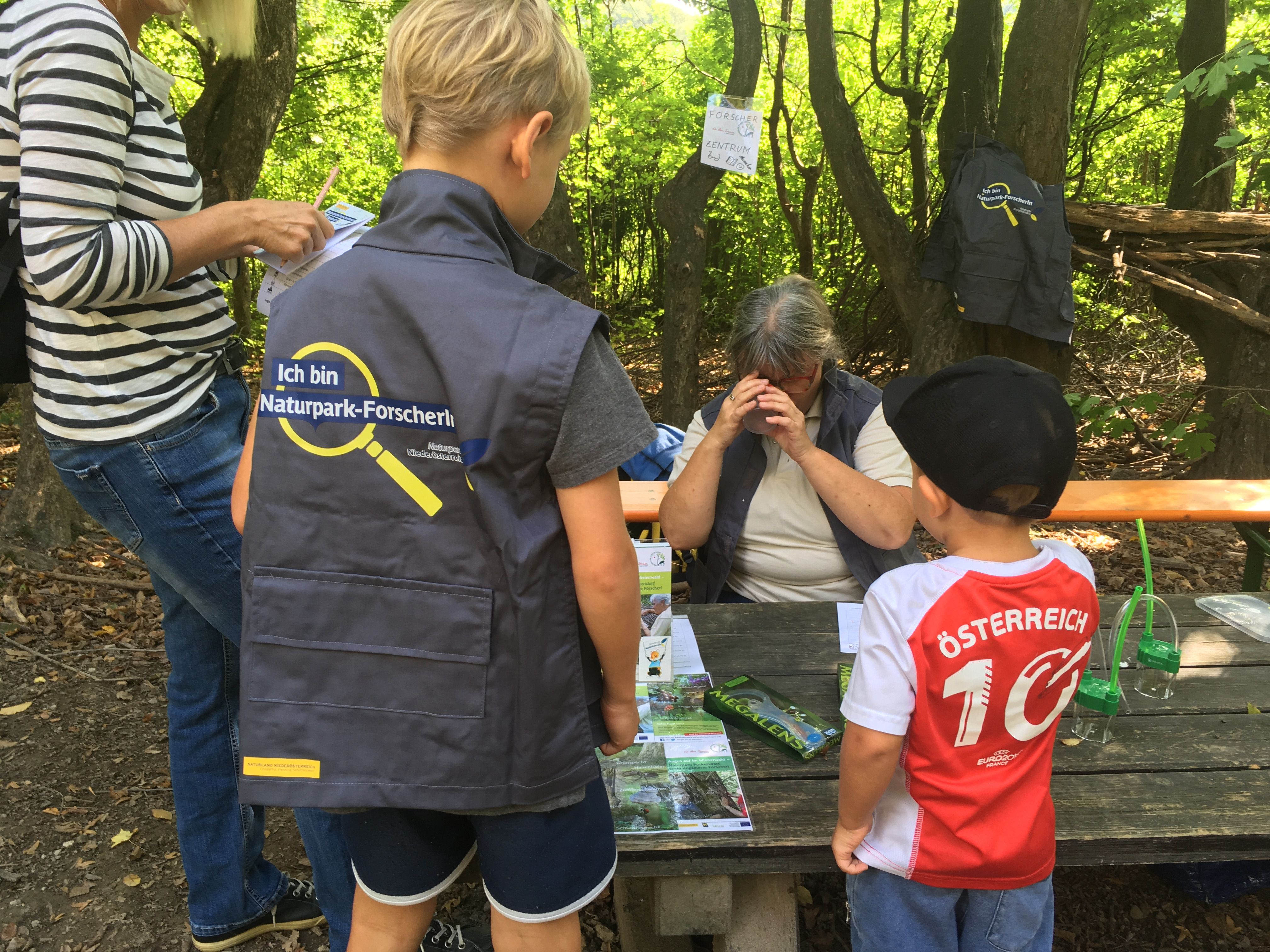 Naturparkforscher im Wald.