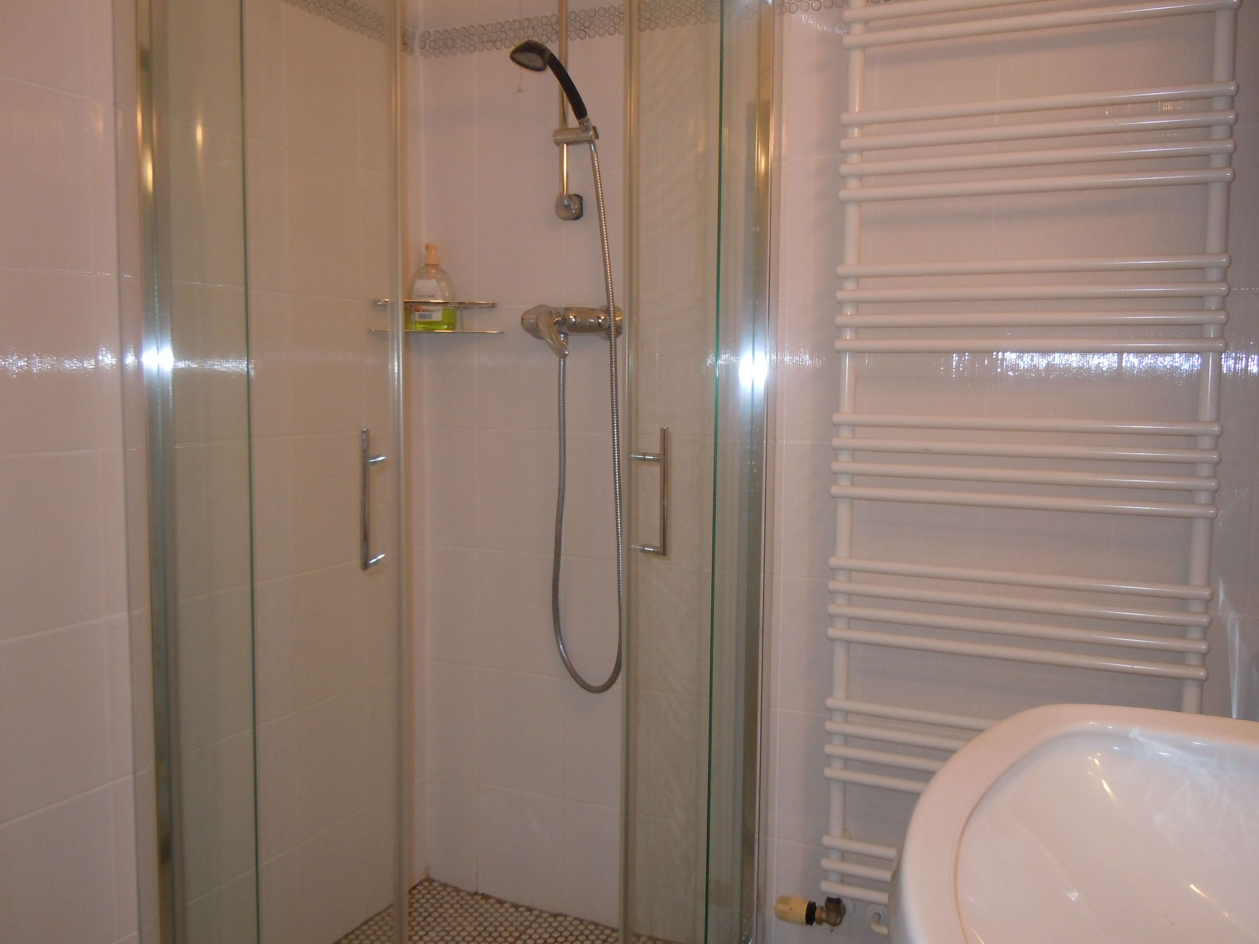 Dusche im Badezimmer