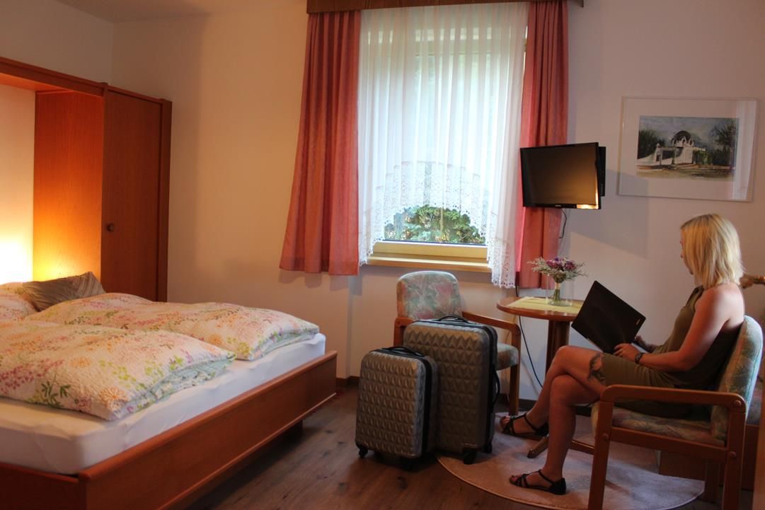Doppelbettzimmer mit Teeküche