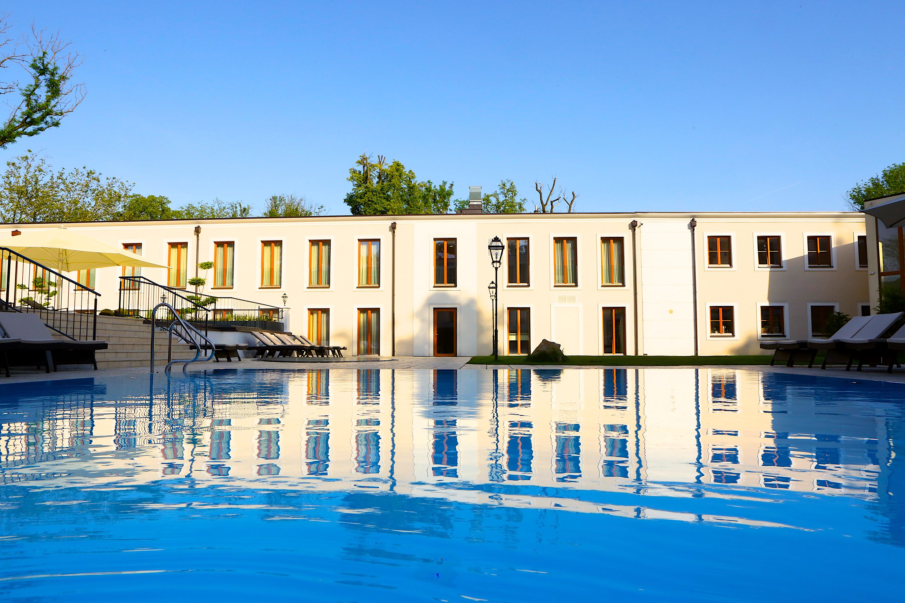 beheizter In- und Outdoorpool
