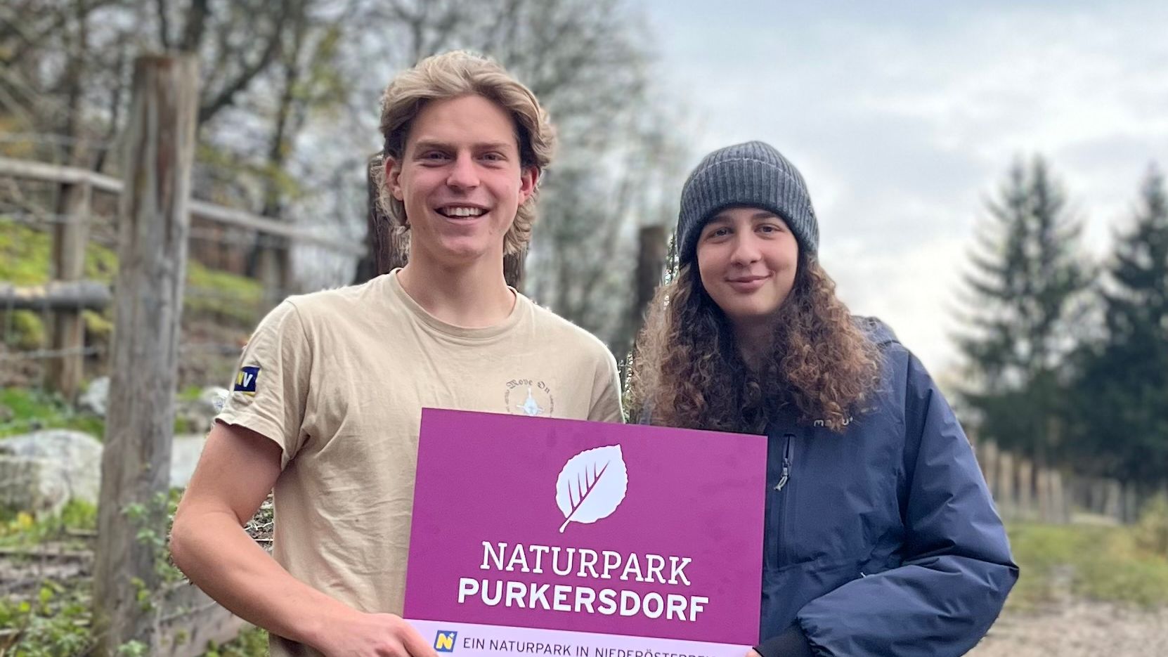 Freiwillige Umweltjahr Mitarbeiter:innen (2024/25) mit Naturparkschild auf Kellerwiese