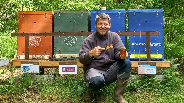 Naturpark-Imker "Bieno" vor seinen Bienenstöcken im Naturparkzentrum.