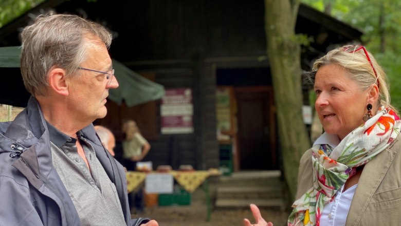 Provincial Nature Park Councillor Susanne Rosenkranz in conversation with Purkersdorf Nature Park Chairman Orthofer, © Naturpark Purkersdorf/G.Orosel