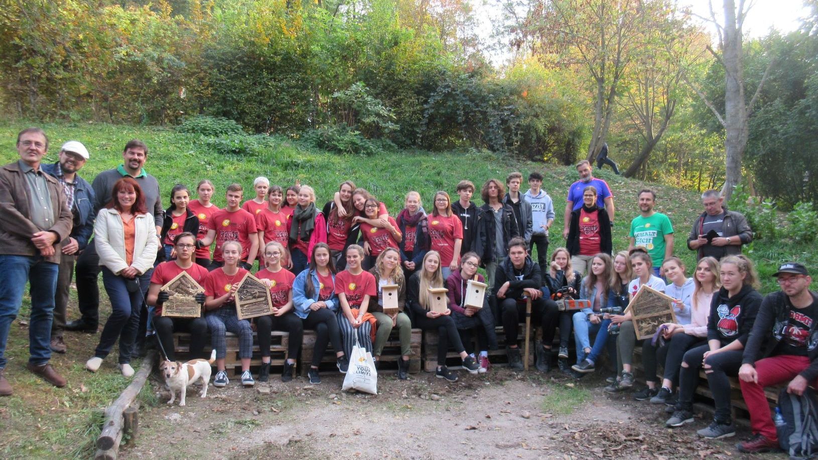 Gruppenfoto von Schülerinnen und Schüler, die Bäume gepflanzt haben. 