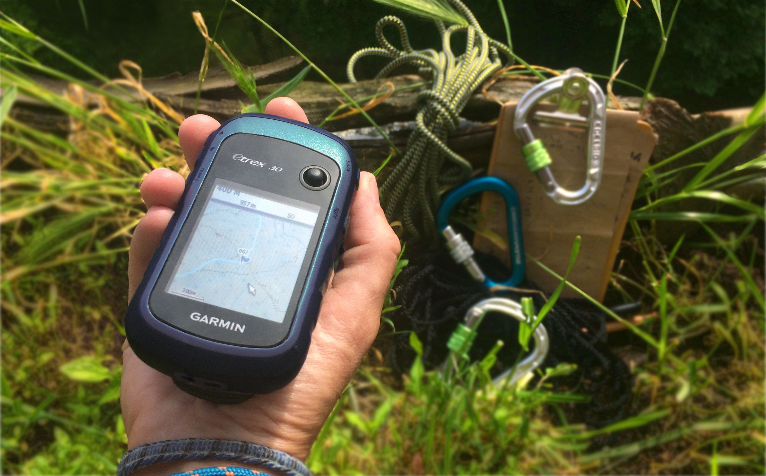 Navigationsgerät wird gehalten. 