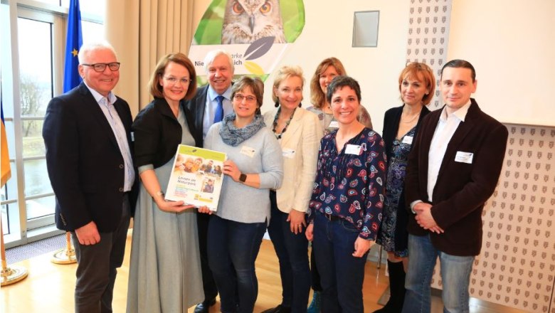 LR Teschl-Hofmeister überreicht Arbeitsmappen an ASO Purkersdorf und VS Gablitz (Feb 2019), © Naturparke NÖ Hebenstreit