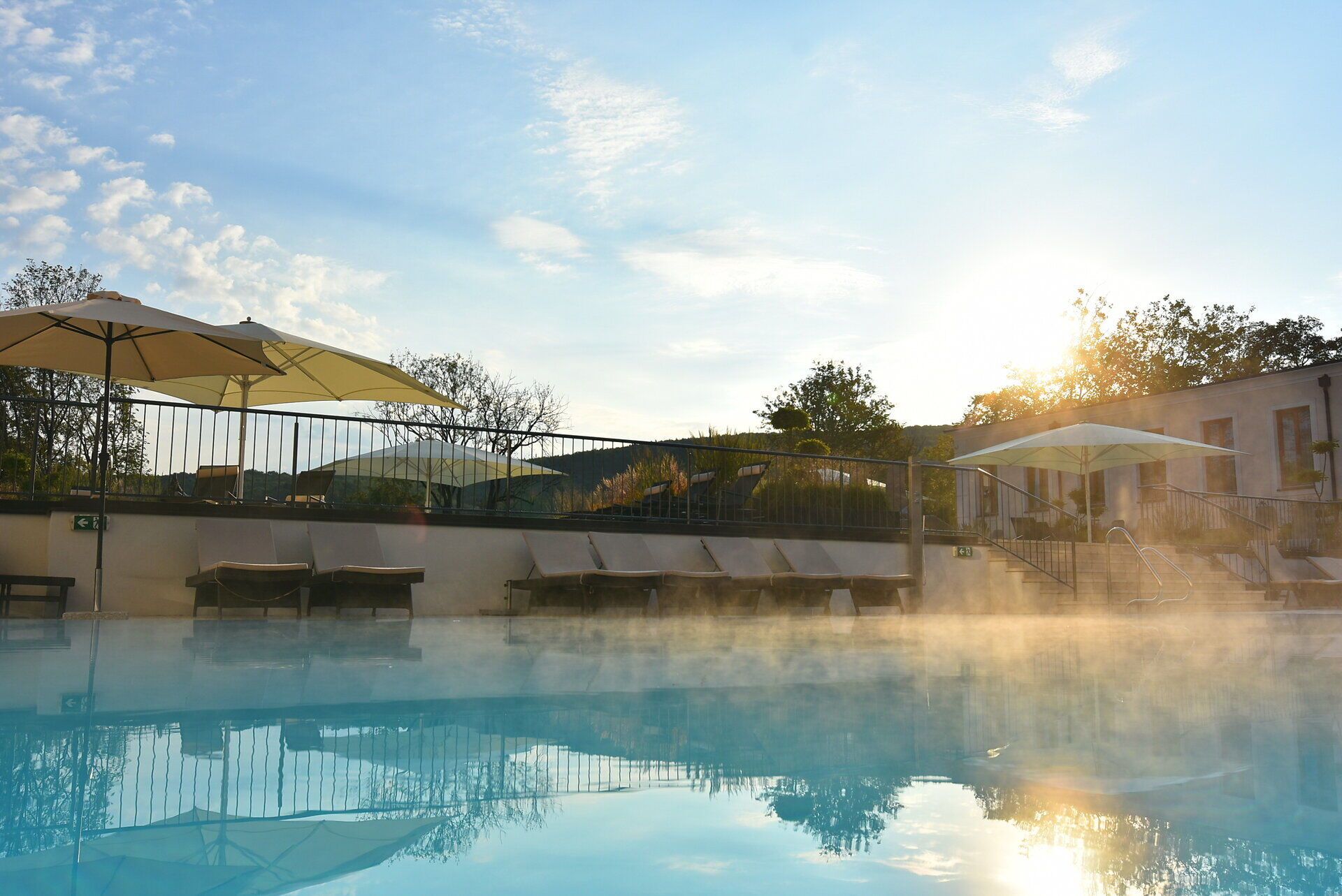 Pool im Morgennebel