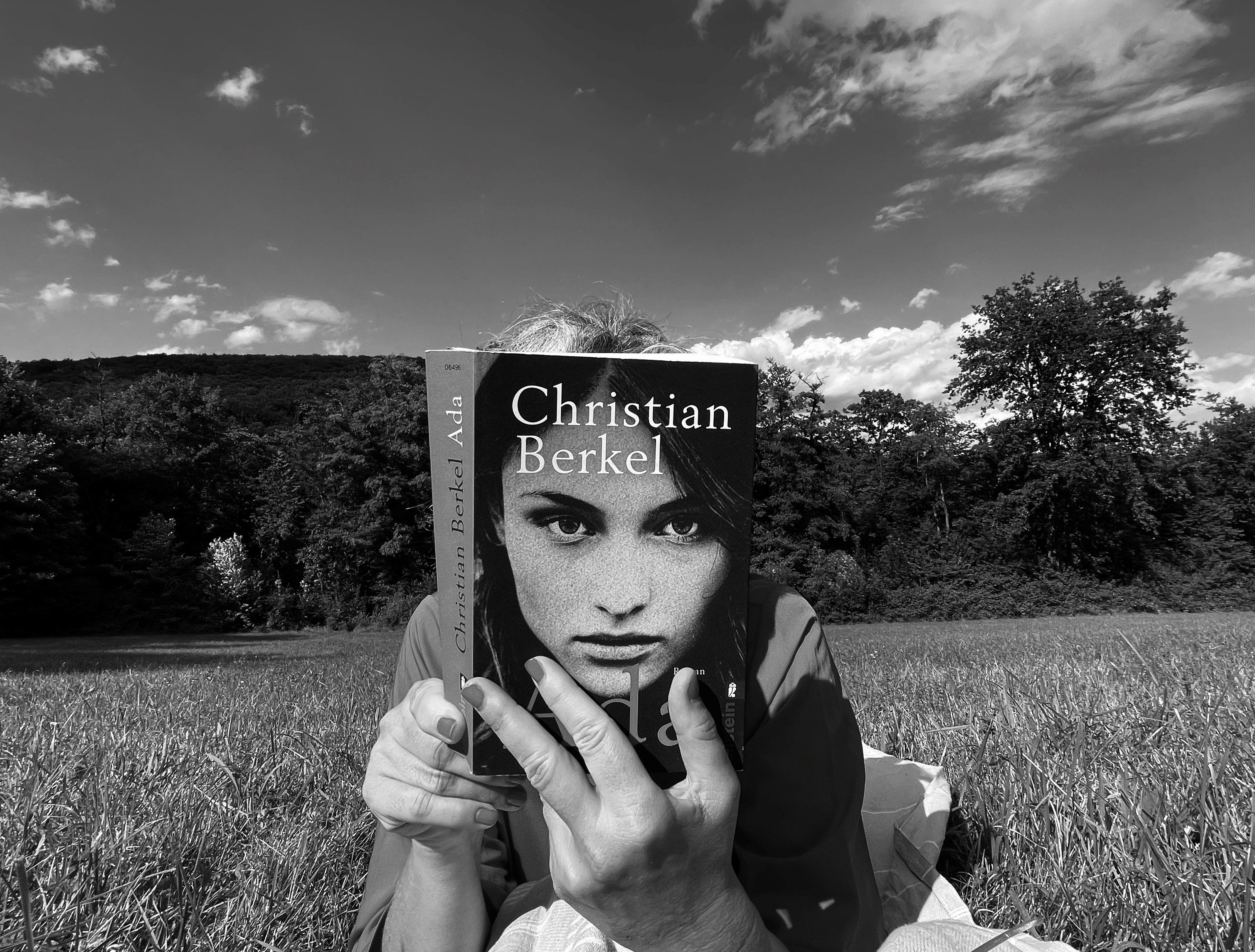 Fotowettbewerb 2025 – „Mein schönster Leseplatz“ – Siegerbild, schwarz-weiß-Bild