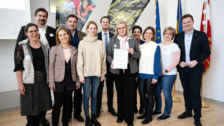  Bildungsdirektor Karl Fritthum überreicht die Urkunde Naturpark-Schule (März 2023), © NLK Pfeffer 
