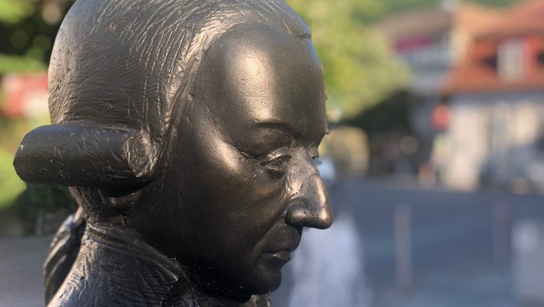 Mozart bides farewell to his father (monument on the main square), © Naturpark Purkersdorf