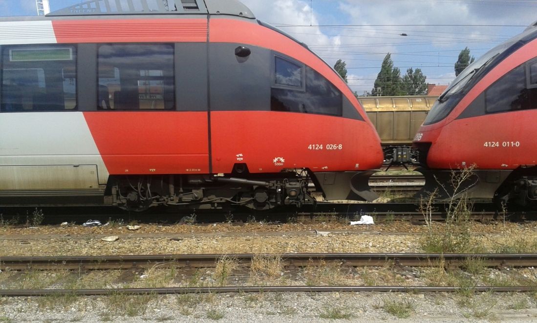 Zwei Zug-Waggons sind miteinander verbunden. 