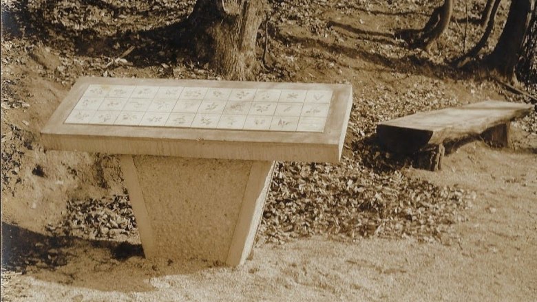 Weatherproof stone plaque along the former nature trail with hand-painted ceramic tiles., © Naturpark Purkersdorf/Hans Mayer