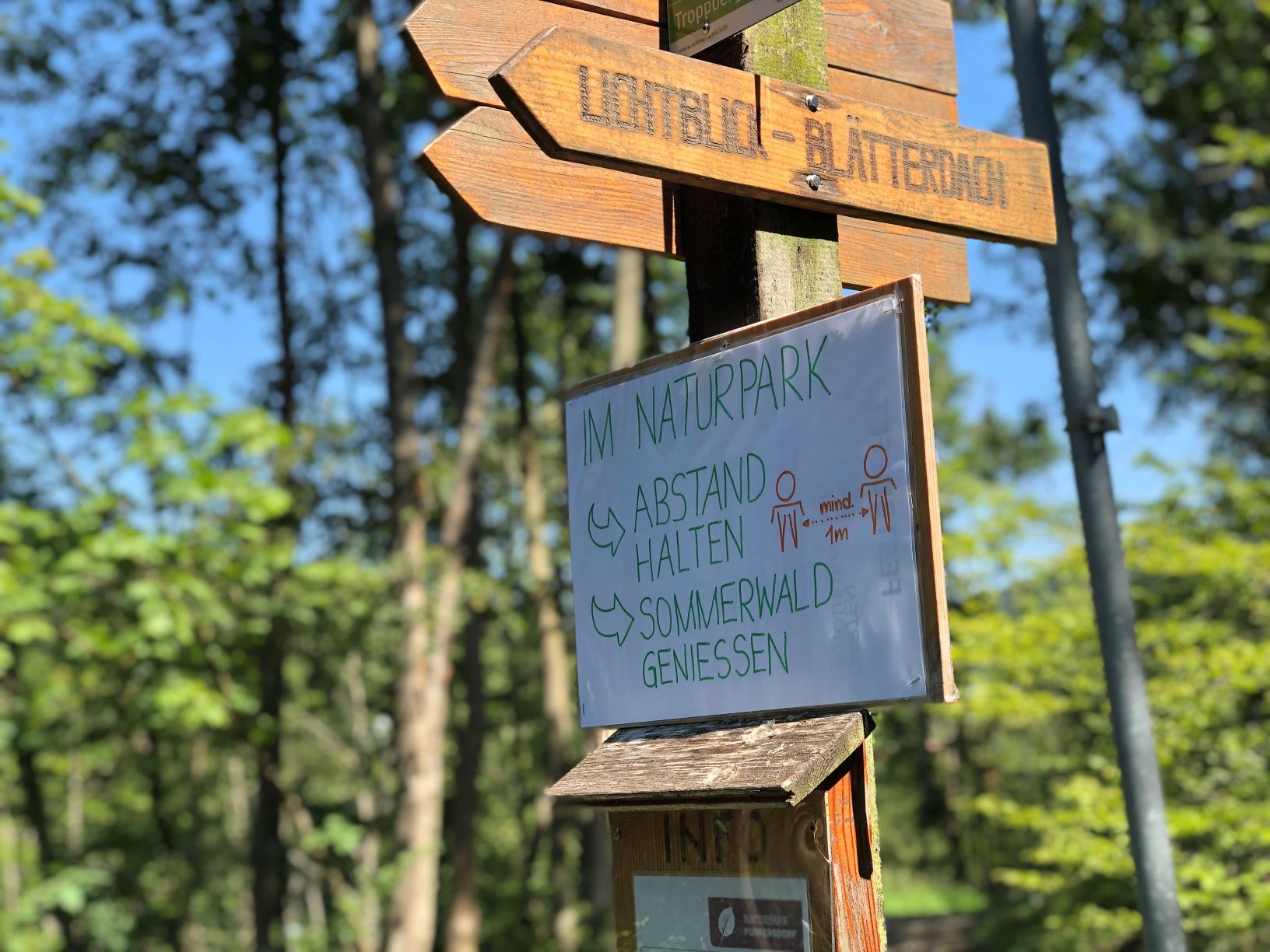 Jahresrückblick 2020 & 2021: Schild mit Pandemie-Vorschriften. 