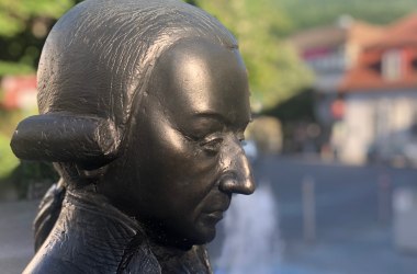 Mozart bides farewell to his father (monument on the main square), © Naturpark Purkersdorf