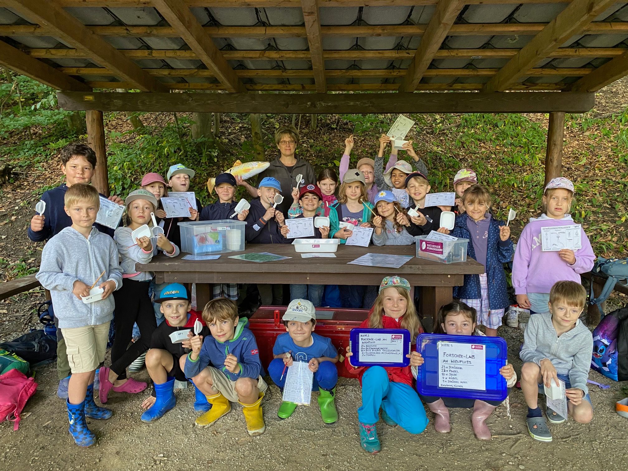 Gruppenfoto: Junge Forscher:innen erforschen am Wasser