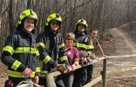 Waldbiotop befüllen mit der Feuerwehr Purkersdorf, © Naturpark Purkersdorf