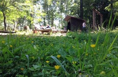 Relaxing at the &quot;Waldtreff-Lichtblick&quot;, © Naturpark Purkersdorf - G.Orosel
