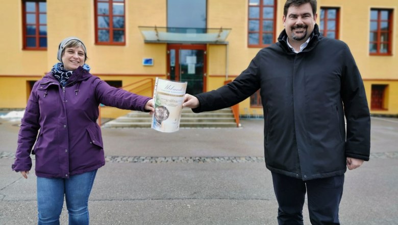 Purkersdorf Mayor Stefan Steinbichler congratulates manager Gabriela Orosel, © Stadtgemeinde Purkersdorf/E.Madl