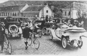 Purkersdorf 1911 - Warten beim Bahnschranken am Hauptplatz, © Stadtmuseum Purkersdorf