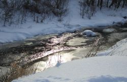 Der verschneite Wienfluss im Winter. 