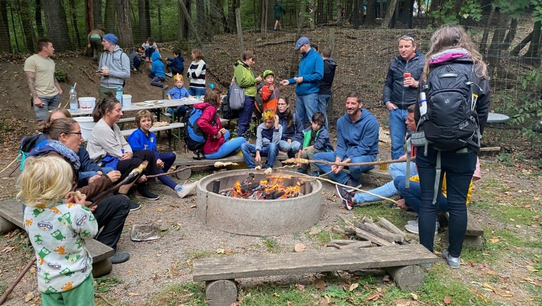 Stockbrot grillen  , © Naturpark Purkersdorf/G.Orosel