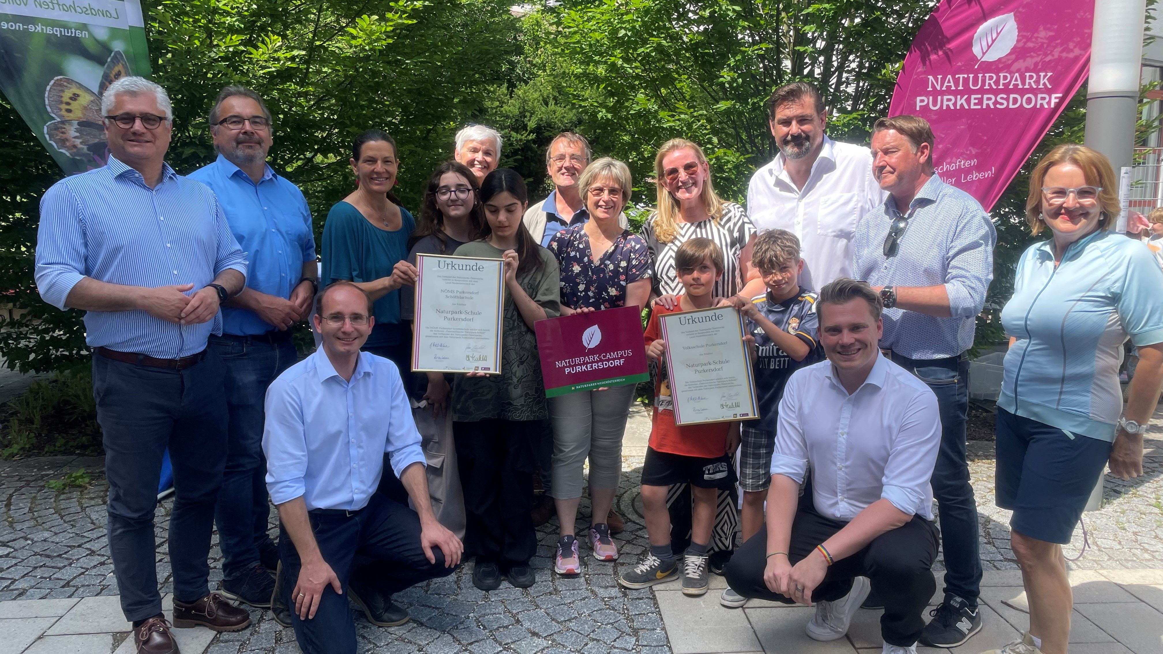 Gruppenfoto: Naturpark-Schule-Urkunde