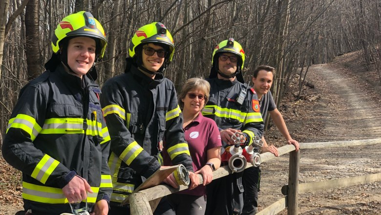 Waldbiotop befüllen mit der Feuerwehr Purkersdorf, © Naturpark Purkersdorf