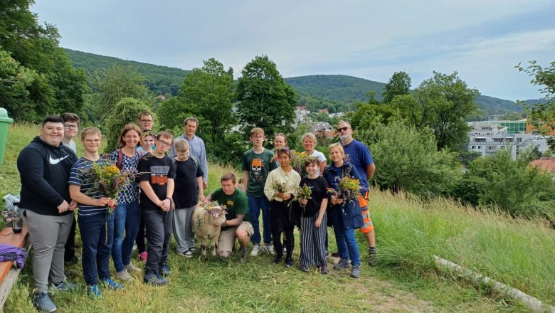 Gruppenbild mit Schüler:innen der Naturpark-Schule, dem Naturpark-Team und Schaf Flocke auf der Streuobstwiese, © Naturpark-Schule ASO Purkersdorf