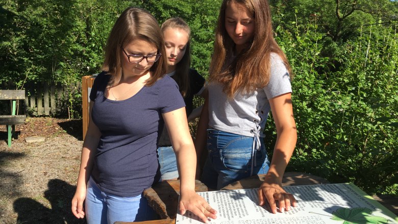 Blind Date Station Rosskastanie: Zwei Mädchen ertasten die Schrift der Tafel